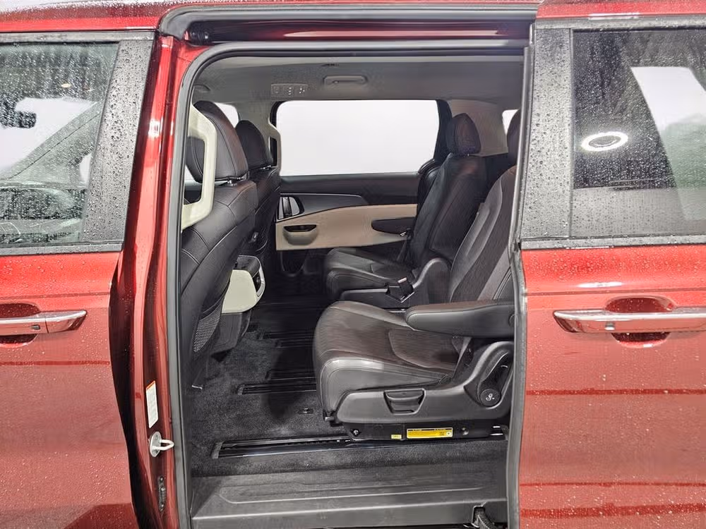 2024 Kia Carnival LX Passenger Image 18