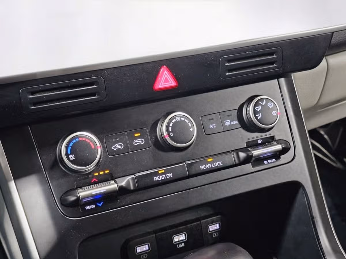 2024 Kia Carnival LX Passenger Image 30