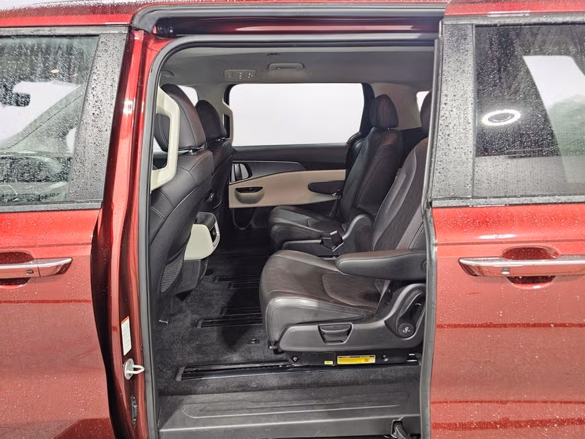 2024 Kia Carnival LX Passenger Image 18