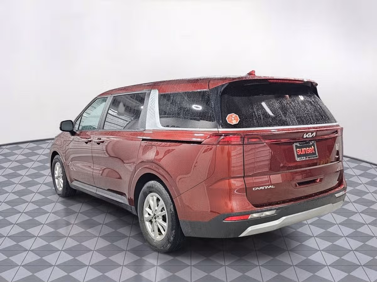 2024 Kia Carnival LX Passenger Image 8