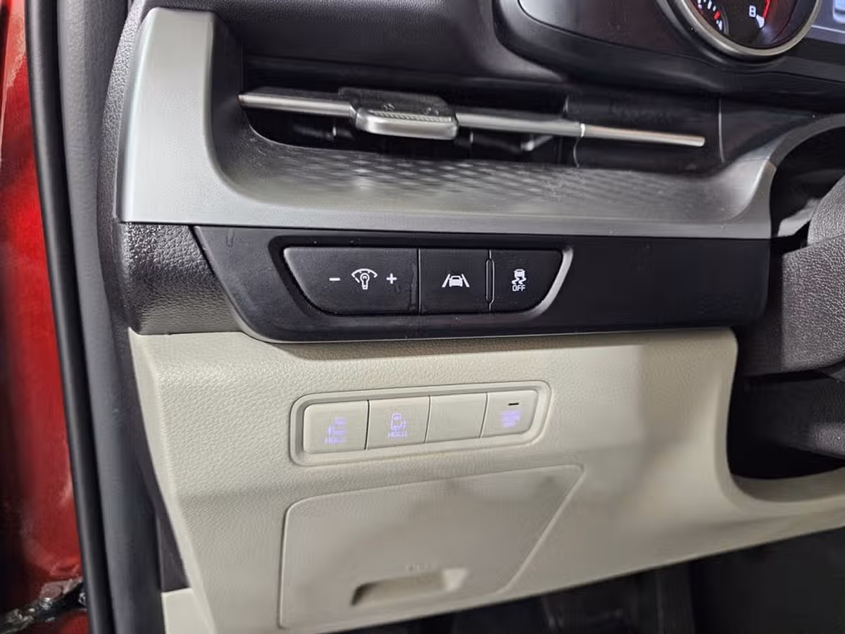 2024 Kia Carnival LX Passenger Image 24