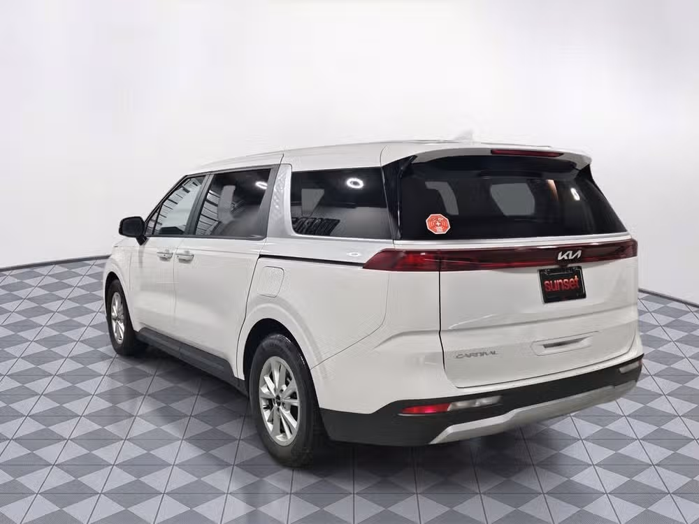 2024 Kia Carnival LX Passenger Image 8