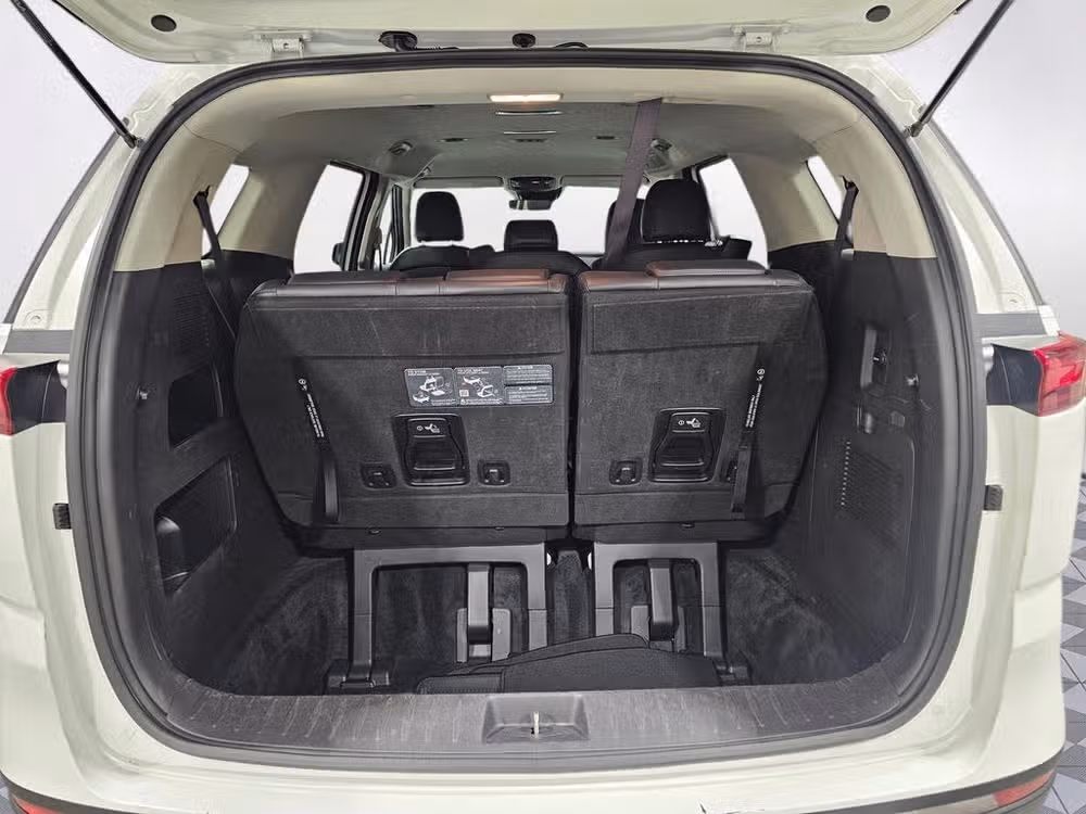 2024 Kia Carnival LX Passenger Image 16