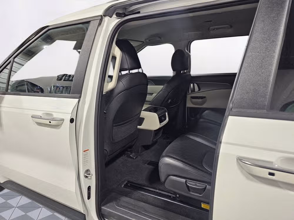 2024 Kia Carnival LX Passenger Image 17