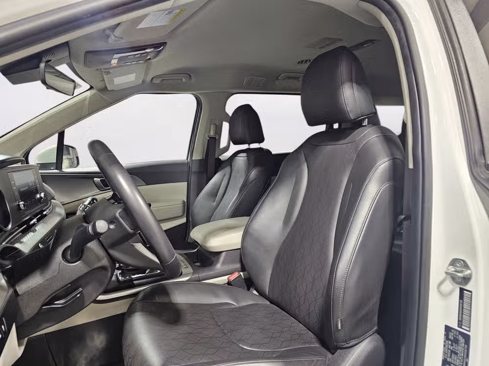 2024 Kia Carnival LX Passenger Image 4