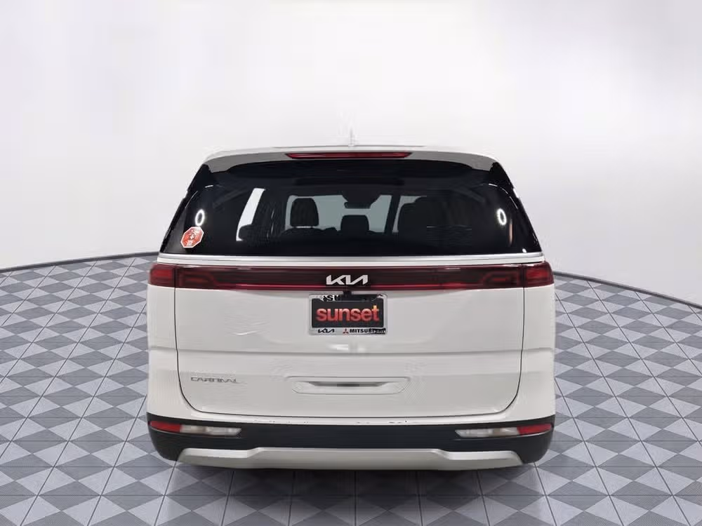 2024 Kia Carnival LX Passenger Image 9