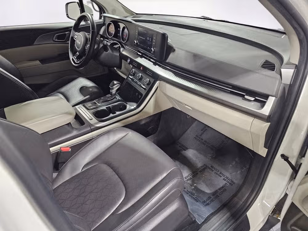 2024 Kia Carnival LX Passenger Image 14
