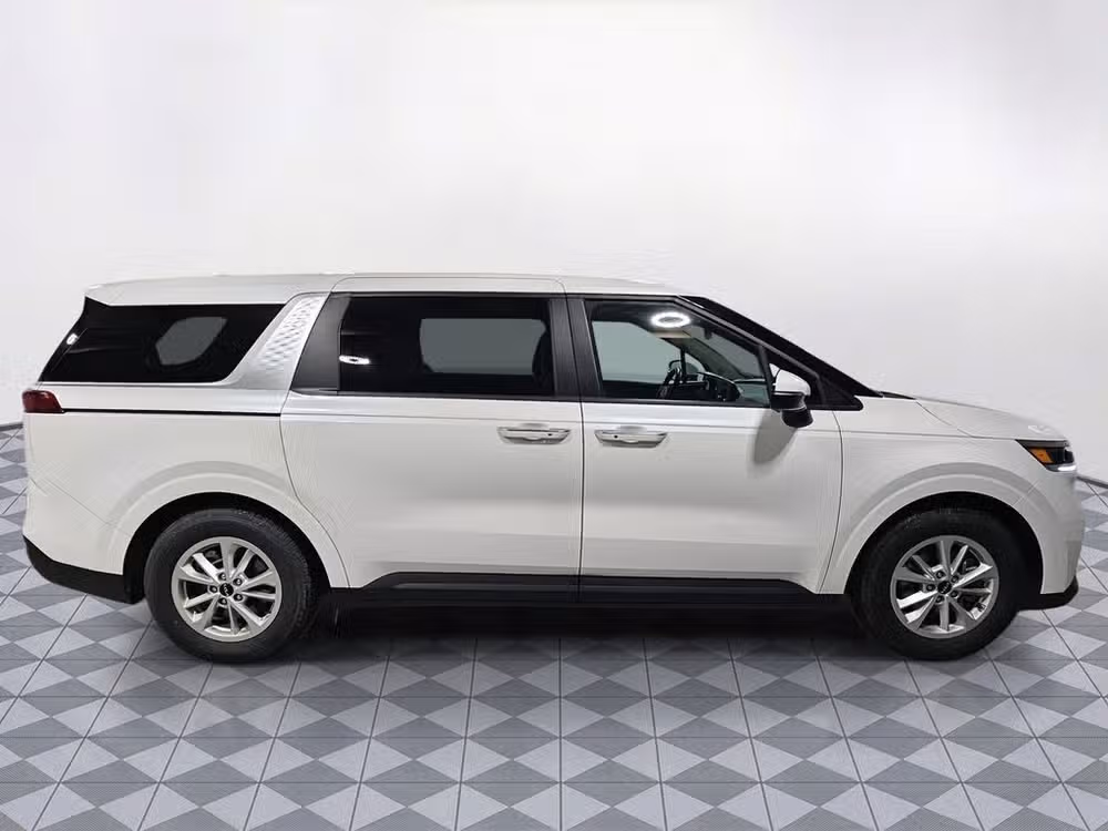 2024 Kia Carnival LX Passenger Image 11