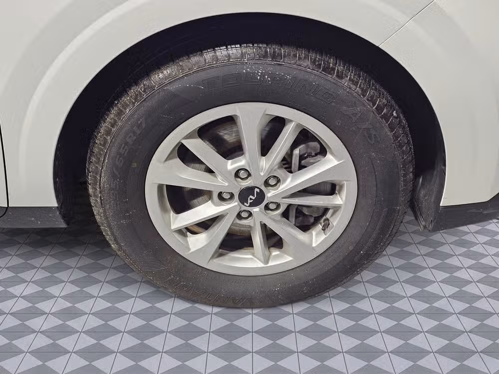 2024 Kia Carnival LX Passenger Image 12