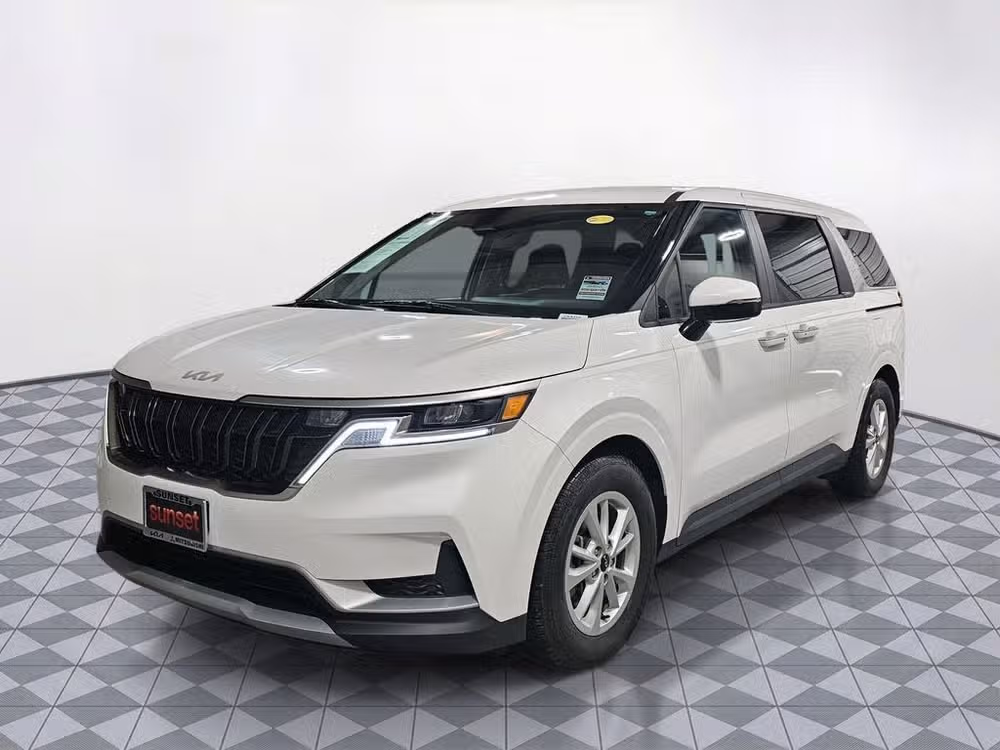2024 Kia Carnival LX Passenger Image 3