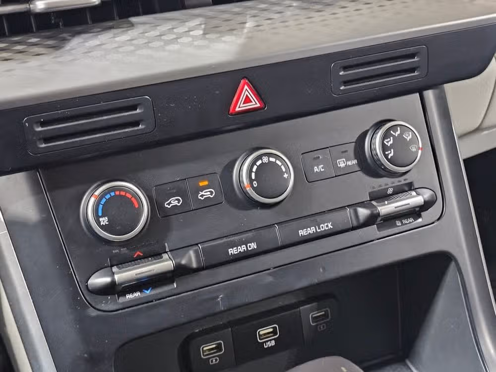 2024 Kia Carnival LX Passenger Image 30