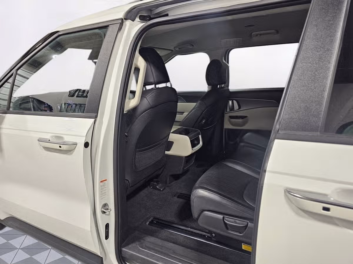 2024 Kia Carnival LX Passenger Image 17