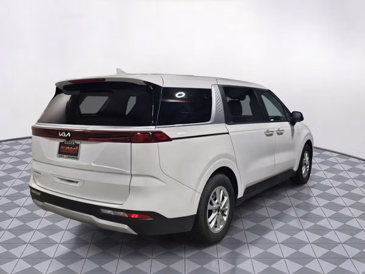2024 Kia Carnival LX Passenger Image 10