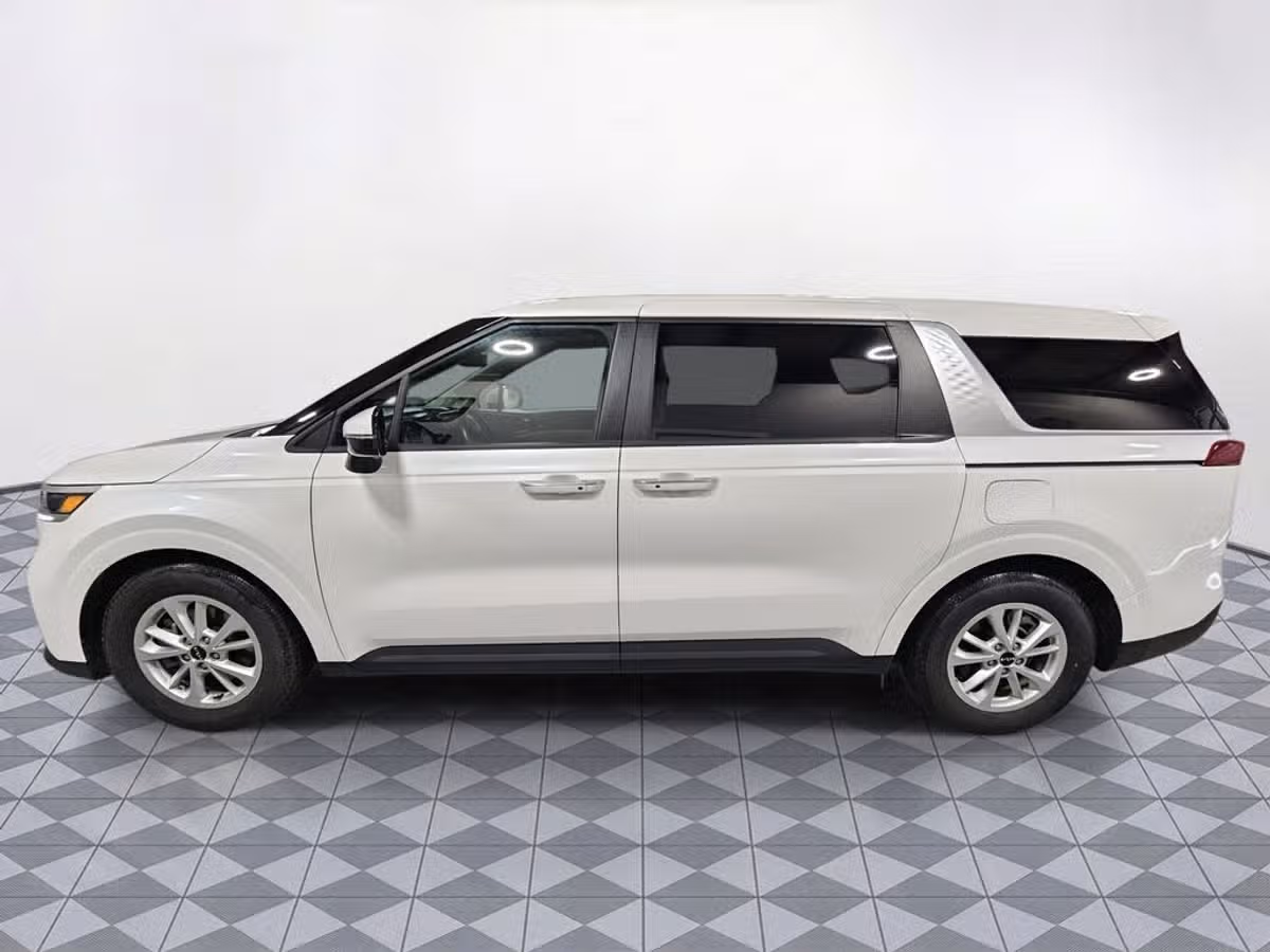 2024 Kia Carnival LX Passenger Image 7