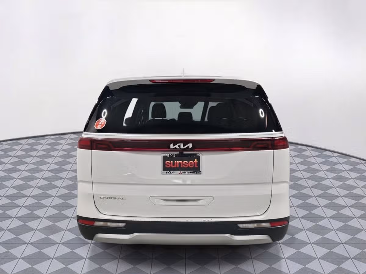 2024 Kia Carnival LX Passenger Image 9