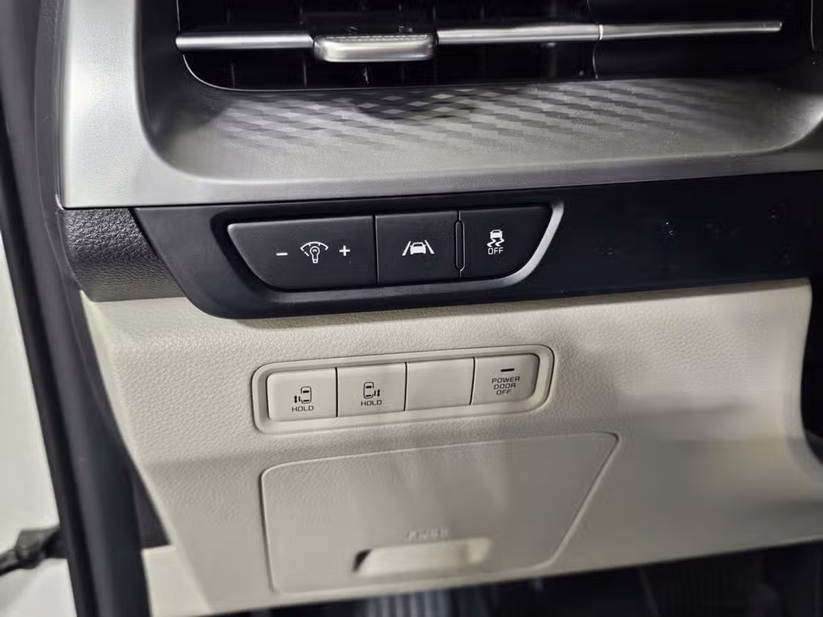2024 Kia Carnival LX Passenger Image 24