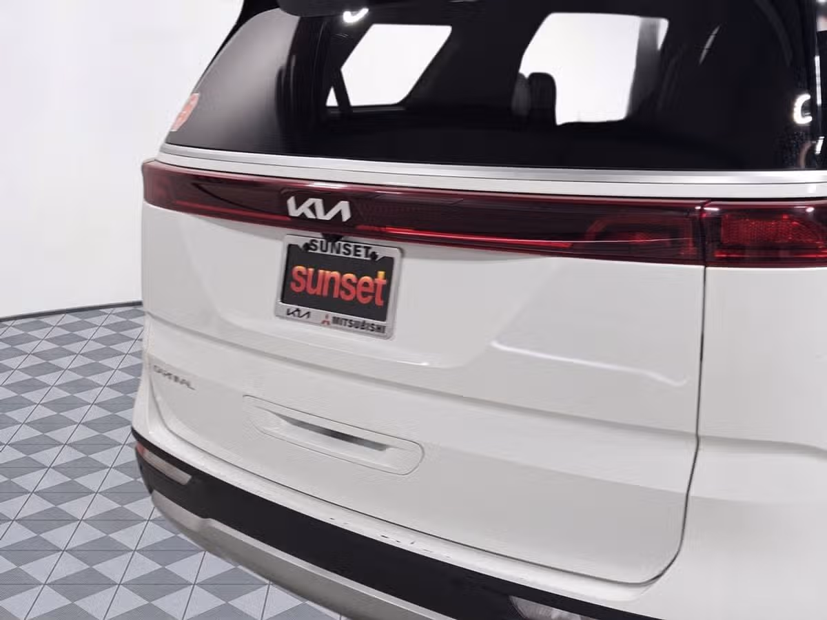 2024 Kia Carnival LX Passenger Image 15