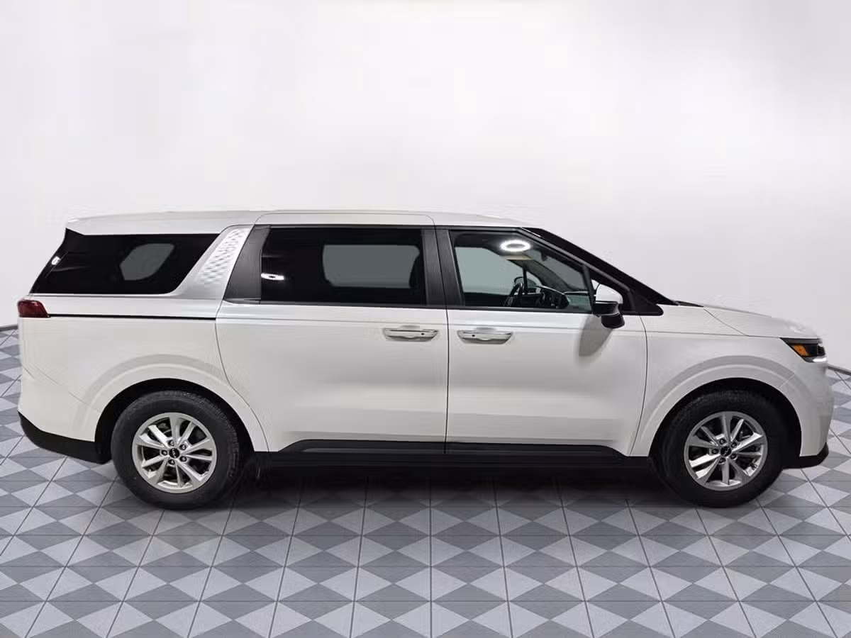2024 Kia Carnival LX Passenger Image 11