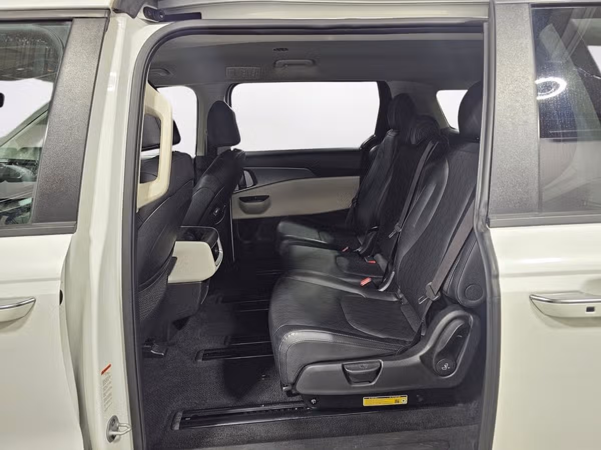 2024 Kia Carnival LX Passenger Image 18