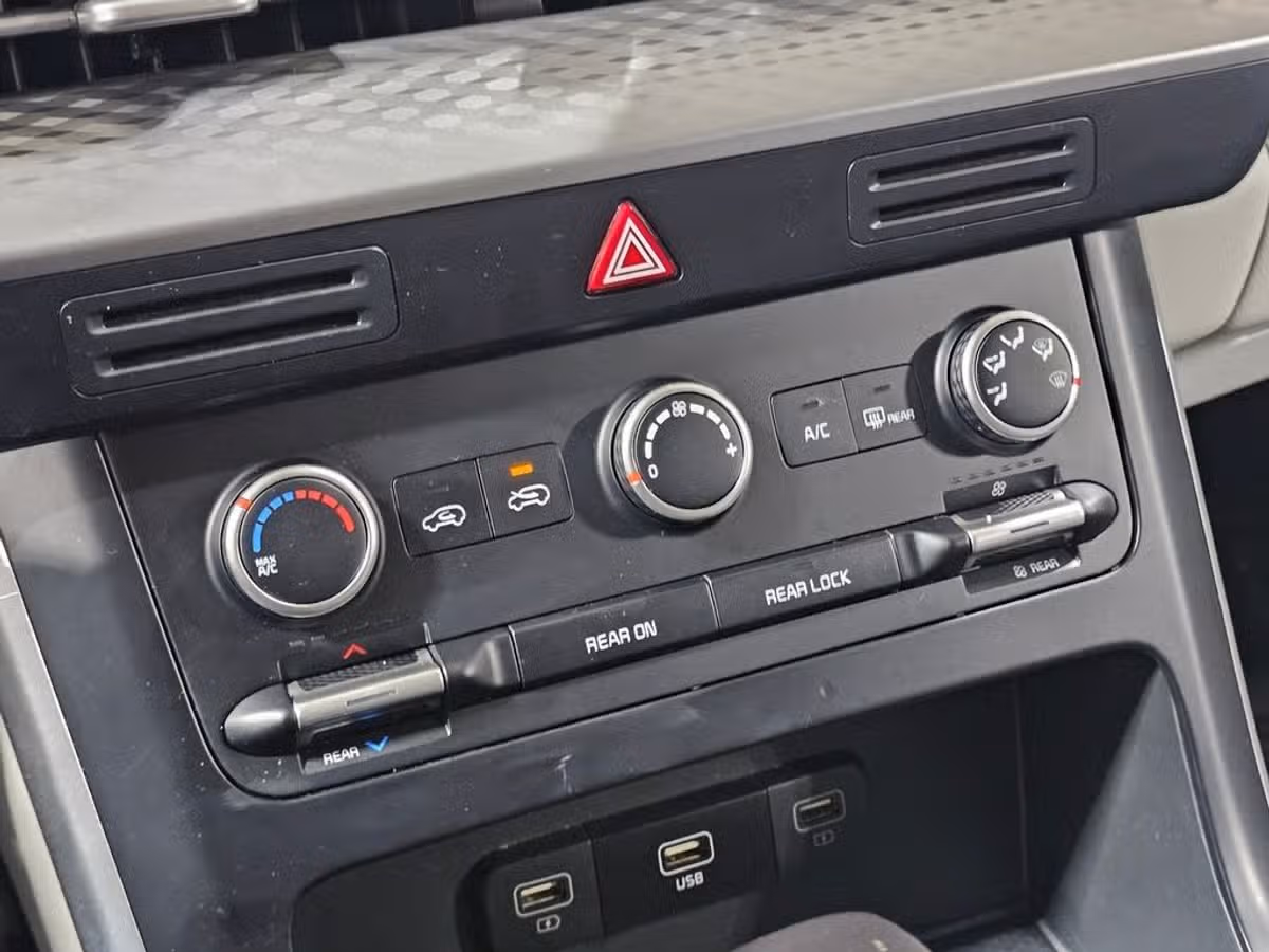 2024 Kia Carnival LX Passenger Image 30