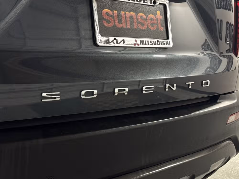 2021 Kia Sorento S Lower Image 2