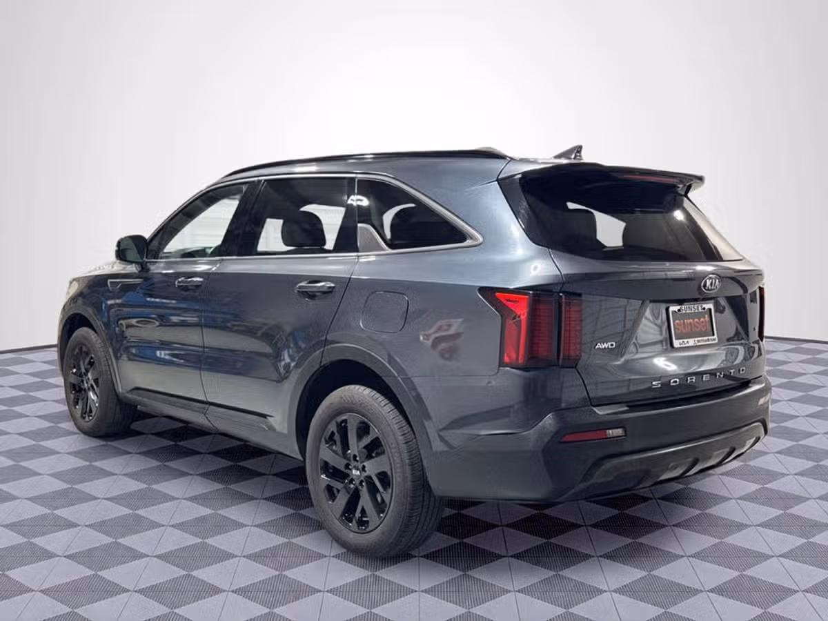 2021 Kia Sorento S Image 2