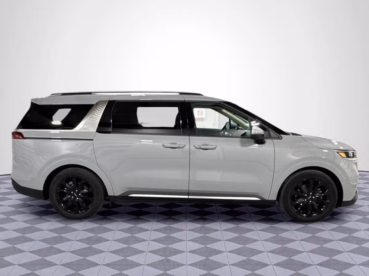2024 Kia Carnival SX Prestige Image 2