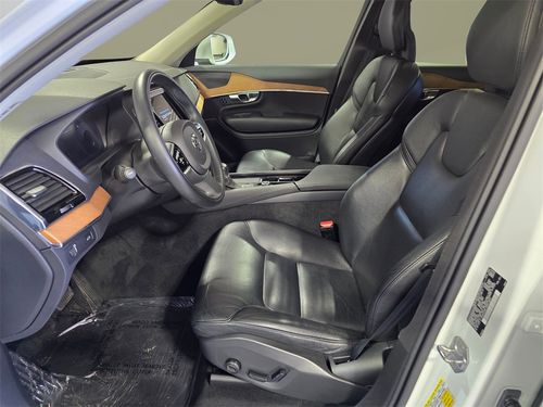 2021 Volvo XC90 T6 Momentum 7-Passenger Lower Image 2