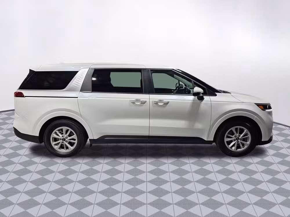 2024 Kia Carnival LX Passenger Image 11