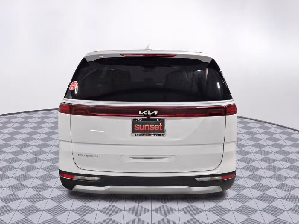 2024 Kia Carnival LX Passenger Image 9