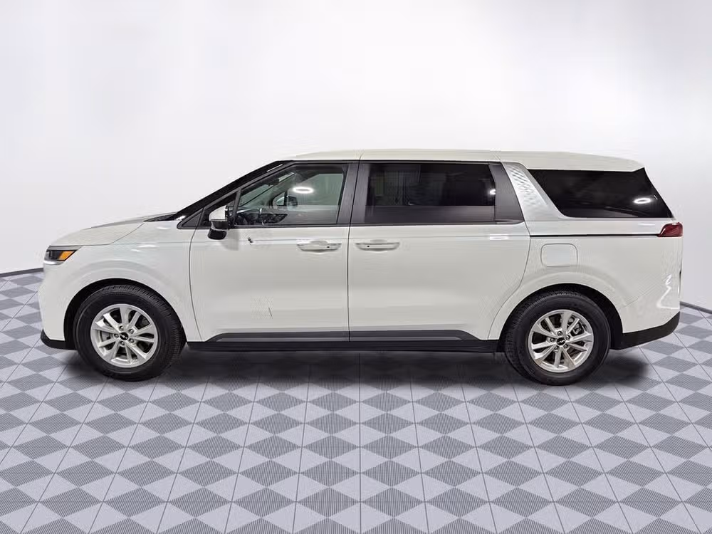 2024 Kia Carnival LX Passenger Image 7