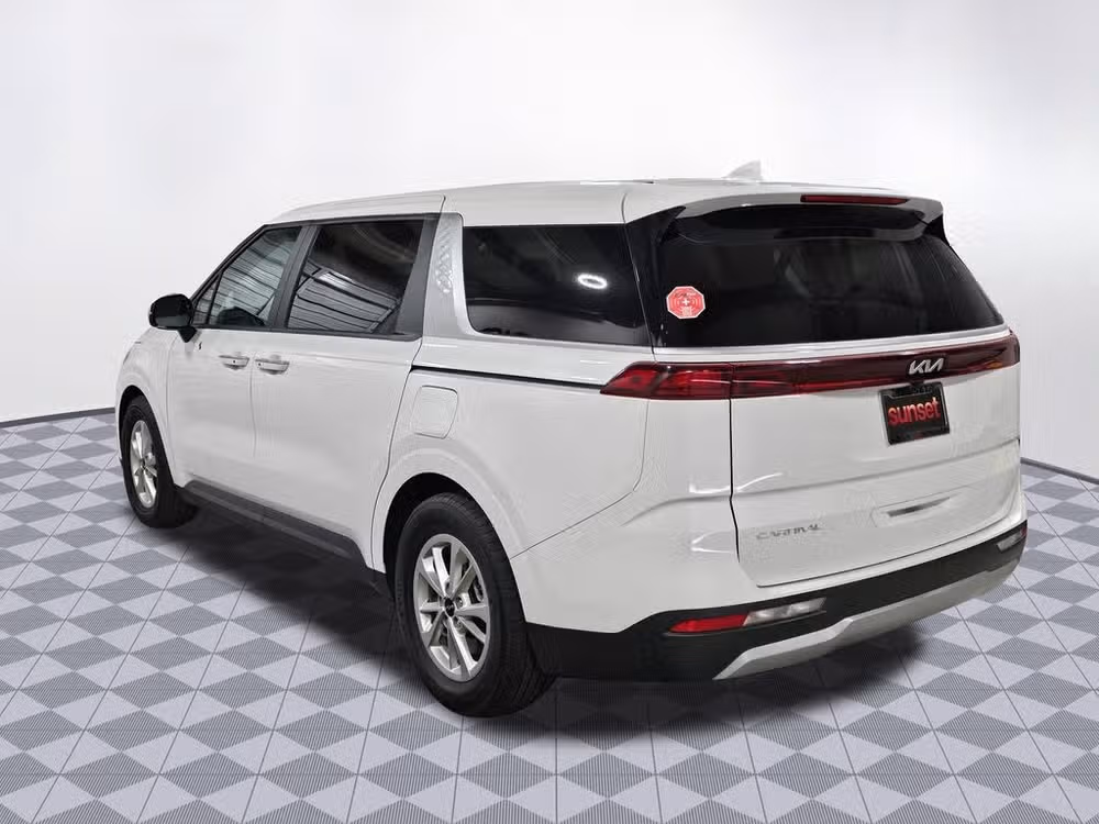 2024 Kia Carnival LX Passenger Image 8