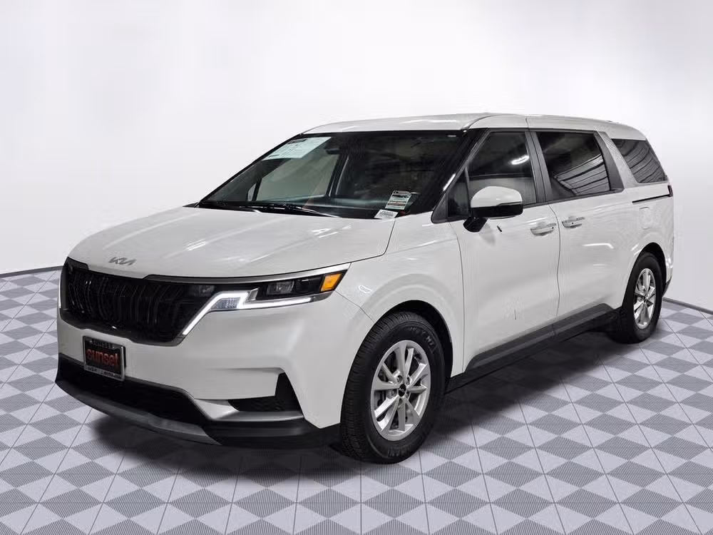 2024 Kia Carnival LX Passenger Image 3
