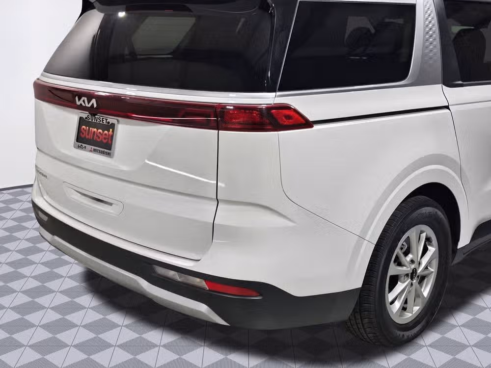 2024 Kia Carnival LX Passenger Image 16