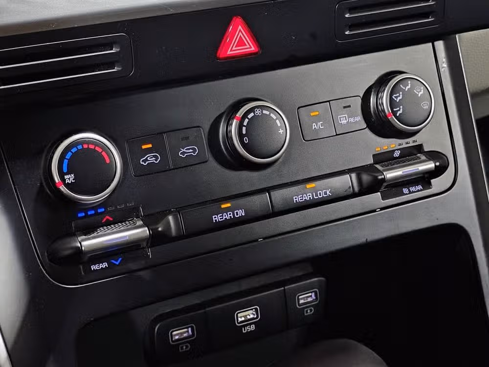 2024 Kia Carnival LX Passenger Image 30