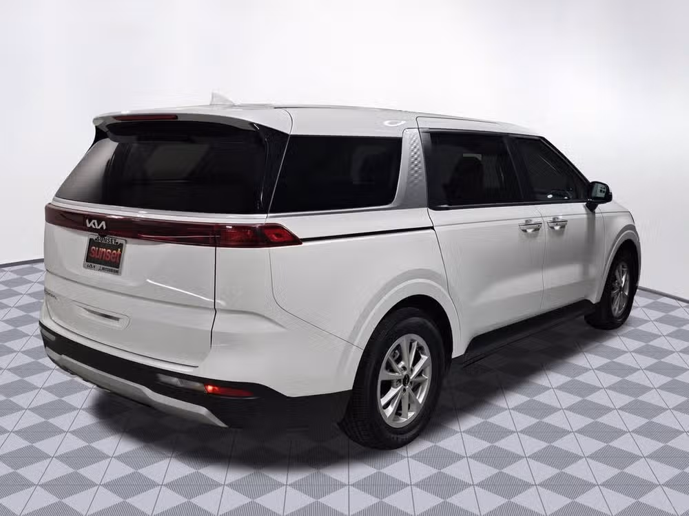 2024 Kia Carnival LX Passenger Image 10