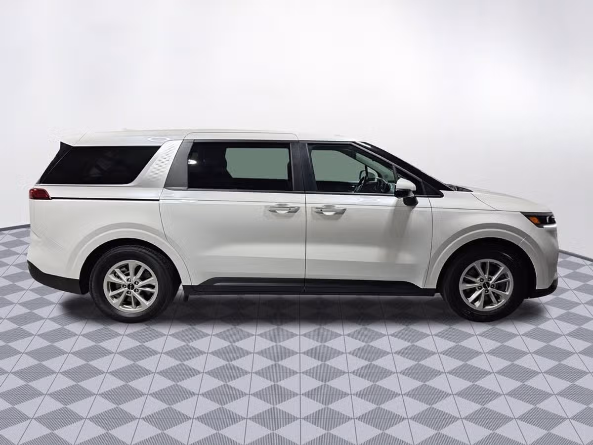 2024 Kia Carnival LX Passenger Image 11