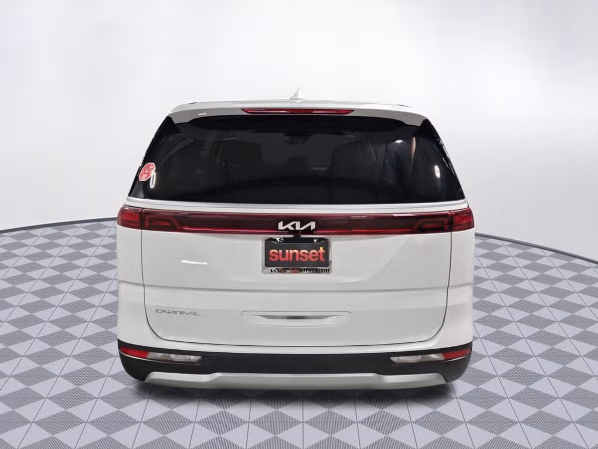 2024 Kia Carnival LX Passenger Image 9