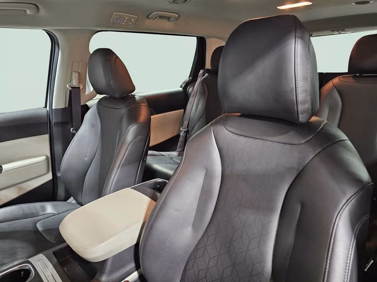 2024 Kia Carnival LX Passenger Image 4