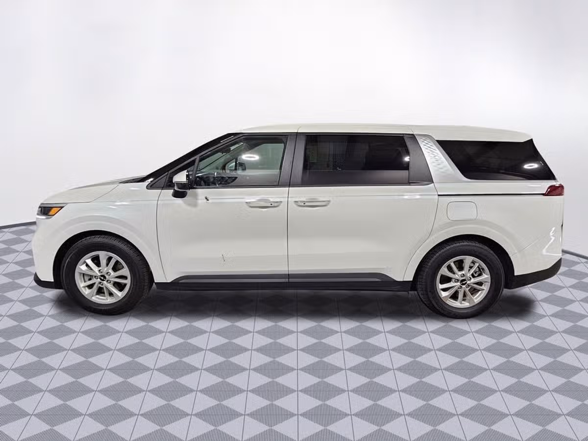 2024 Kia Carnival LX Passenger Image 7