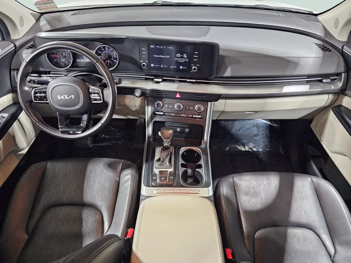 2024 Kia Carnival LX Passenger Image 5