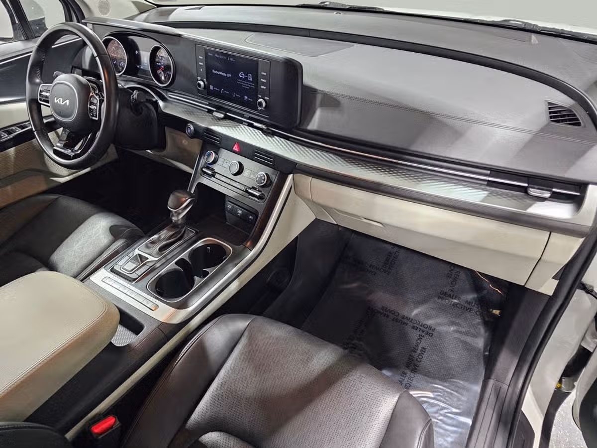 2024 Kia Carnival LX Passenger Image 15