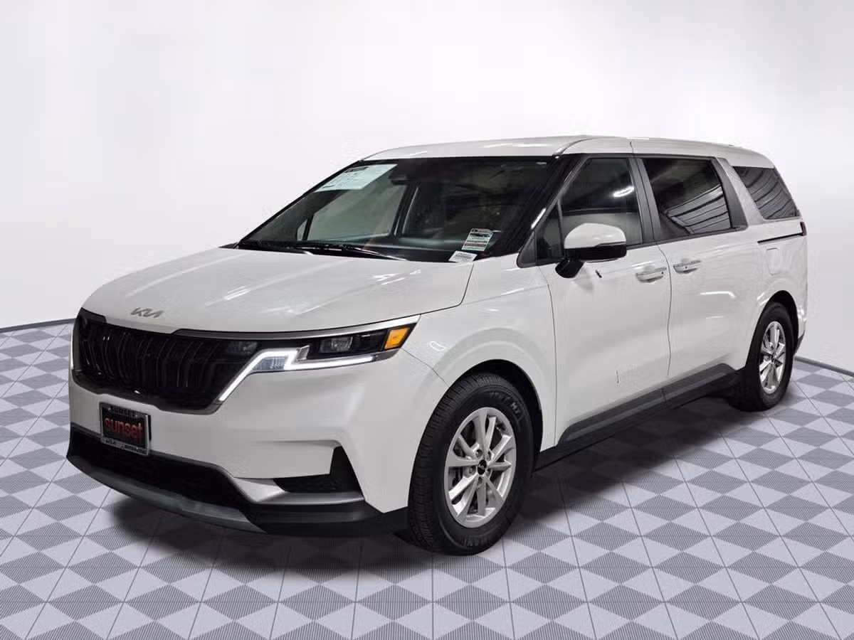 2024 Kia Carnival LX Passenger Image 3