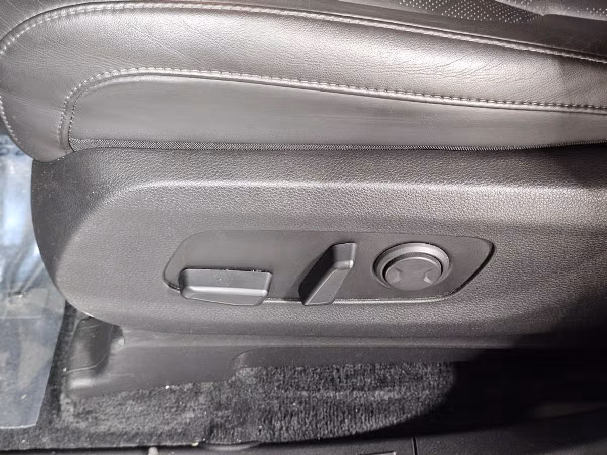 2024 Kia Carnival LX Passenger Image 24
