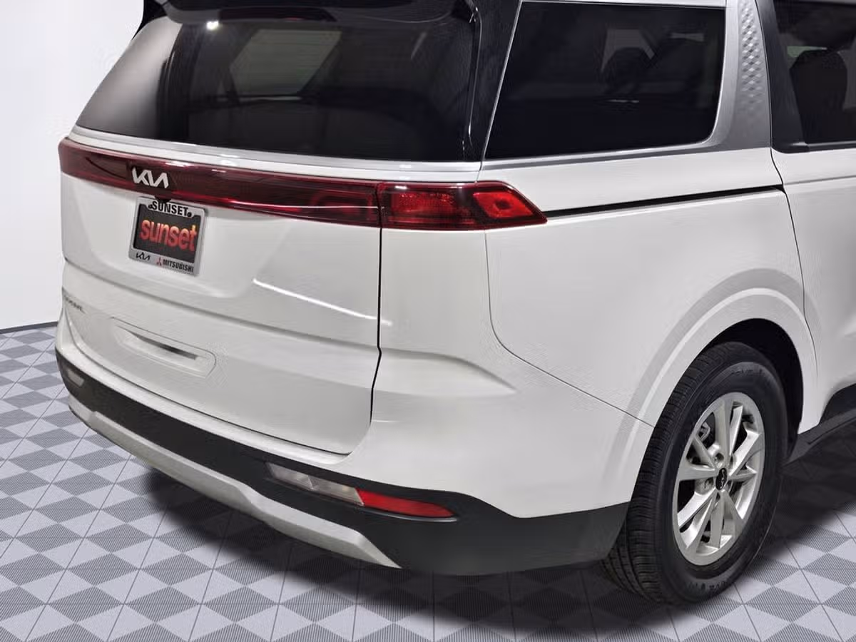 2024 Kia Carnival LX Passenger Image 16