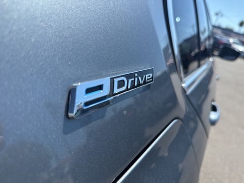 2018 BMW 5 Series 530e xDrive iPerformance Lower Image 3