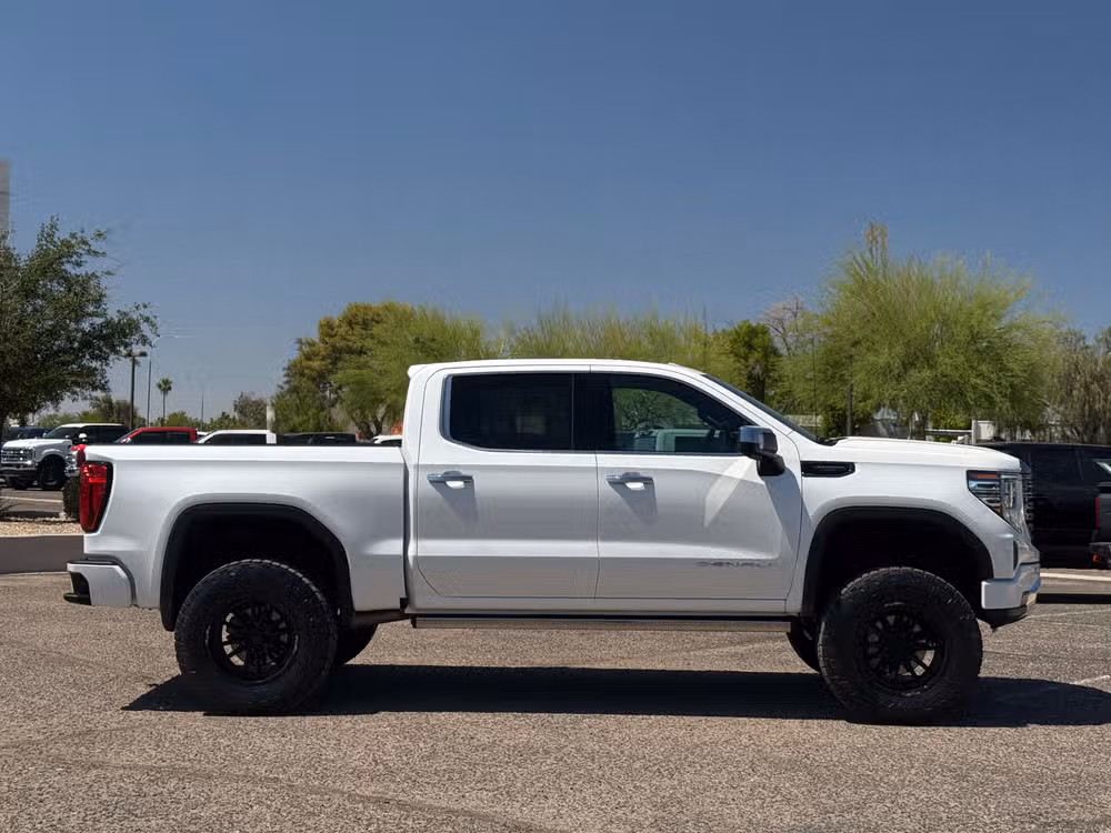 2023 GMC Sierra 1500 Denali Ultimate Lower Image 2