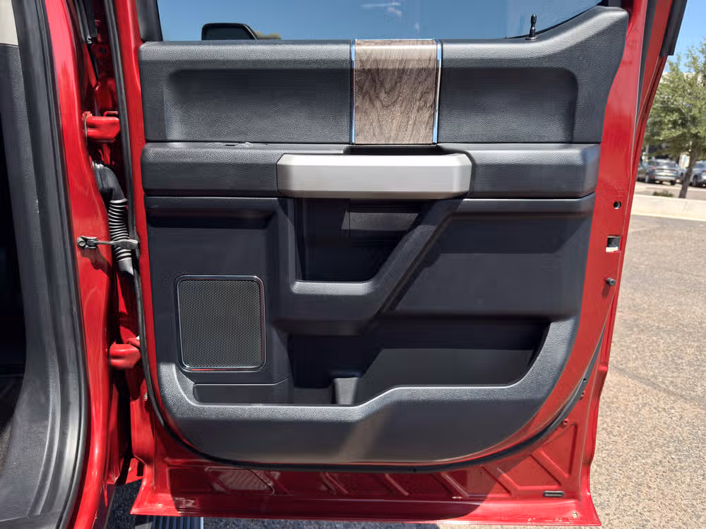 2017 Ford F-350 Super Duty Lariat Crew Cab Image 26