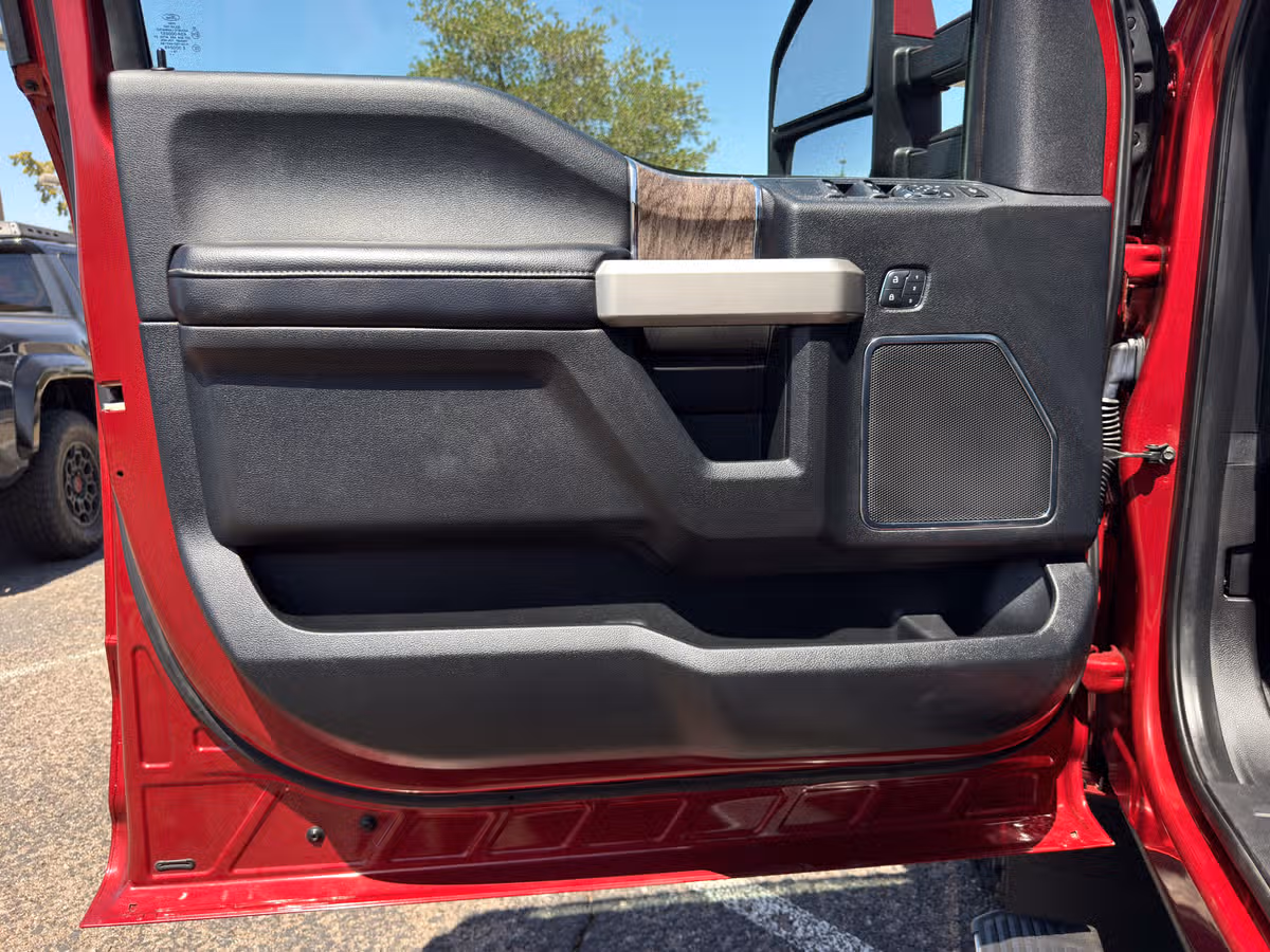 2017 Ford F-350 Super Duty Lariat Crew Cab Image 17