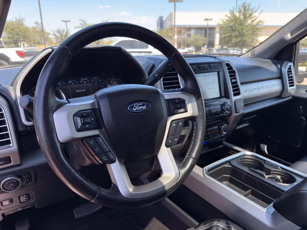 2017 Ford F-350 Super Duty Lariat Crew Cab Image 18